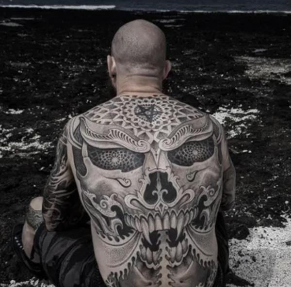 Tengkorak dengan ornamen tribal